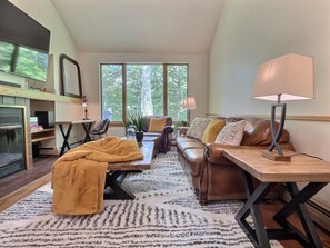 Smart TV, fireplace, video games - SugarBear- Pool, Hot Tub, 2 En Suites BR (Killington)