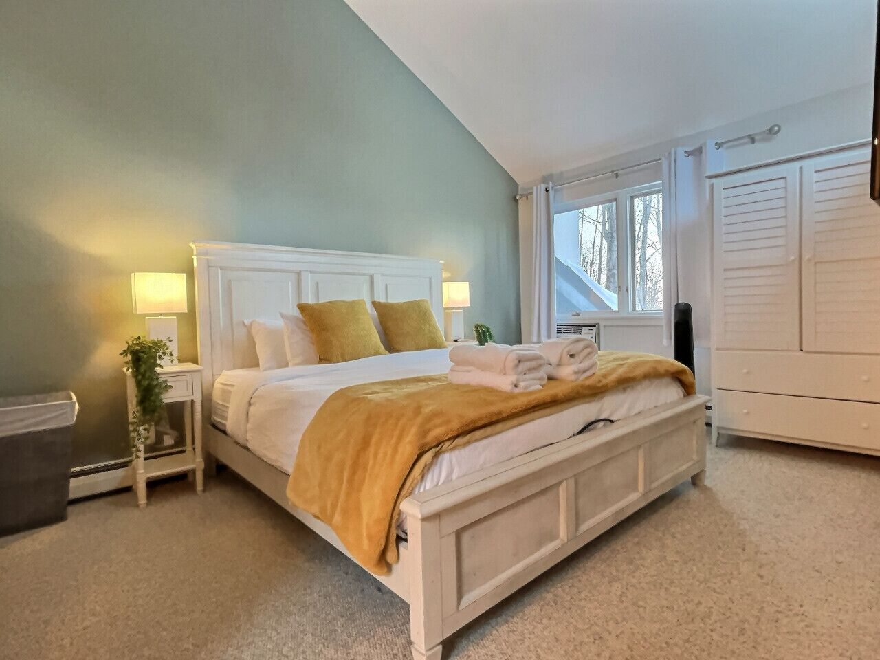 2 bedrooms, desk, iron/ironing board, travel crib