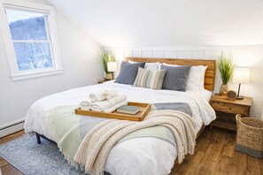 4 bedrooms, iron/ironing board, travel crib, free WiFi - BearQuad- AC, Pool, Tennis, Close to Resort/Biking (Killington)