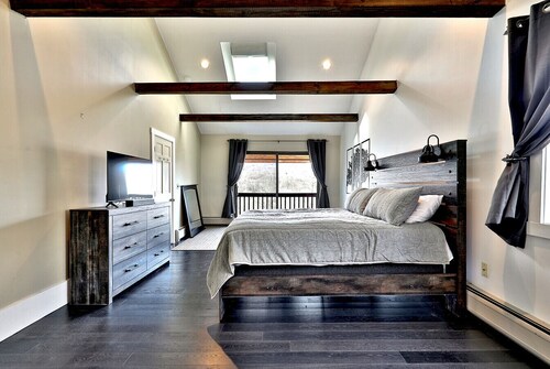 Beartopia- Hot Tub, Views, 2 Primary Suites!