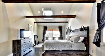 Beartopia- Hot Tub, Views, 2 Primary Suites!