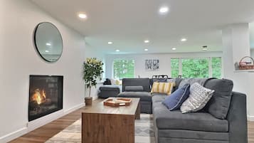 Smart TV, fireplace