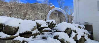 CubsCorner - Pool, Sauna, Gym, Close to Mountain!