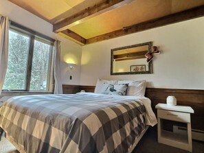 3 quartos, escrivaninha, ferros/tábuas de passar roupa, berço de viagem