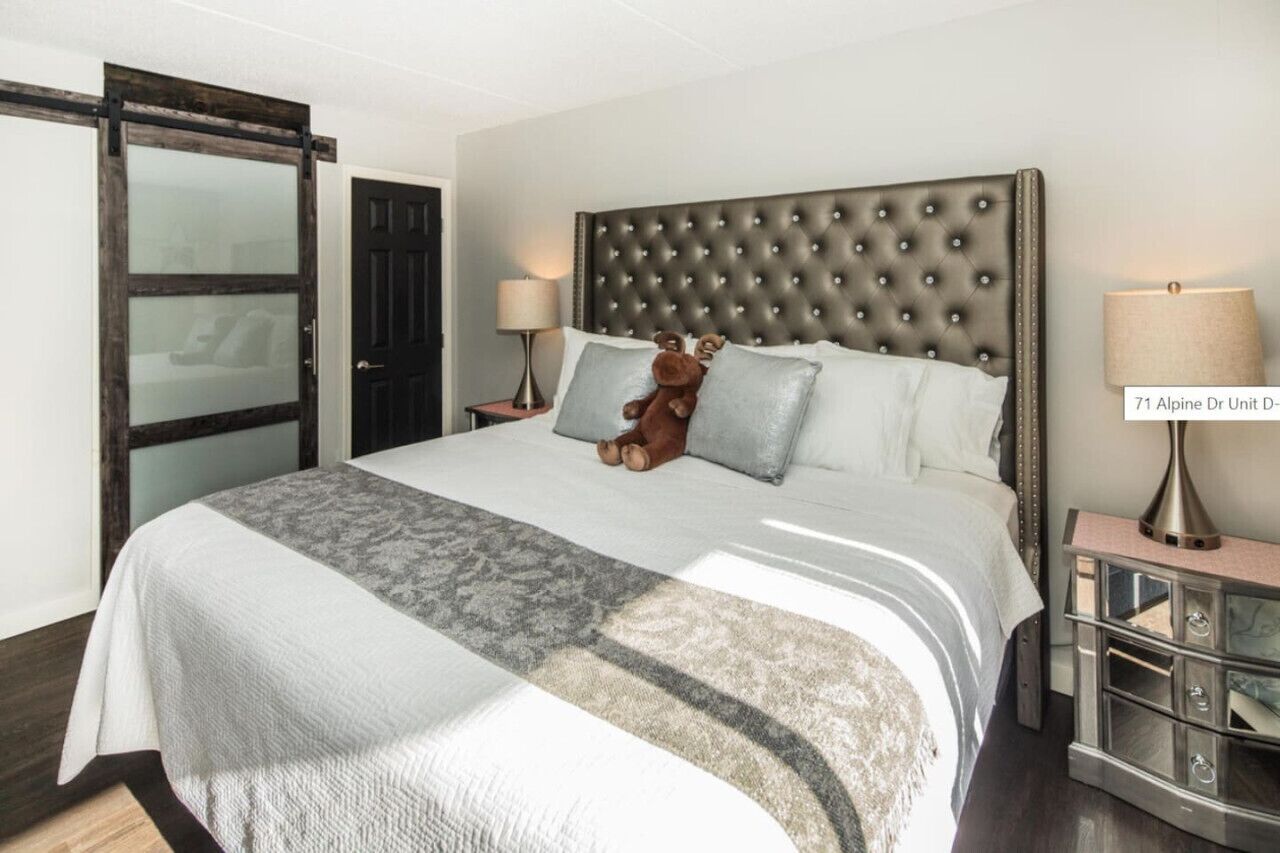 1 habitación, escritorio, tabla de planchar con plancha y cuna de viaje 