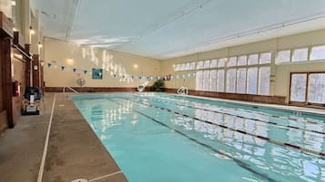 Una piscina cubierta, una piscina climatizada