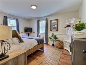 3 bedrooms, iron/ironing board, travel crib, free WiFi