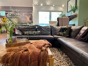 TV, video games - Bear8 Sleeps 20, AC, Pool, Close to Resort, Fireplaces (Killington)