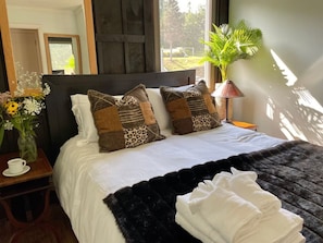 8 bedrooms, desk, iron/ironing board, travel cot