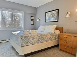 2 chambres, fer et planche à repasser, lit de bébé portatif