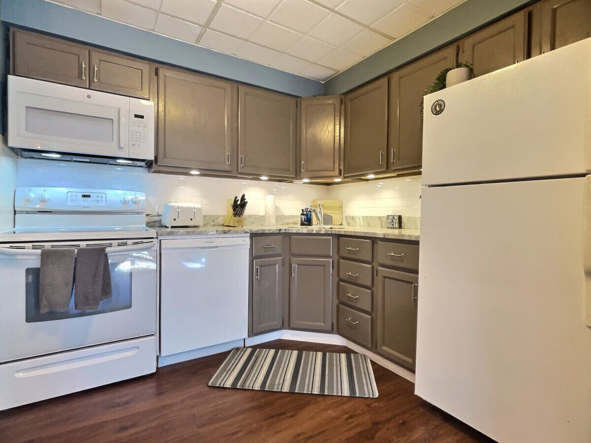 Jääkaappi, mikroaaltouuni, uuni, liesi