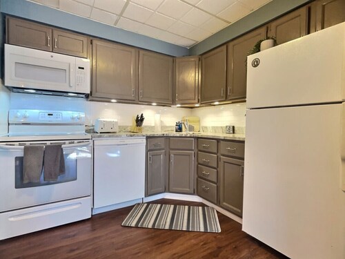 MooseTracks- Hot Tub, Pool, Gym, Sauna, Shuttle.