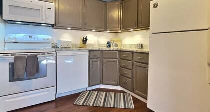 MooseTracks- Hot Tub, Pool, Gym, Sauna, Shuttle.