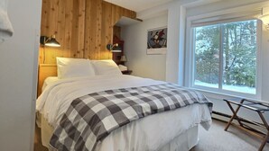 1 quarto, ferros/tábuas de passar roupa, berço de viagem