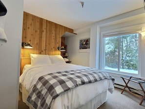 1 chambre, fer et planche à repasser, lit de bébé portatif