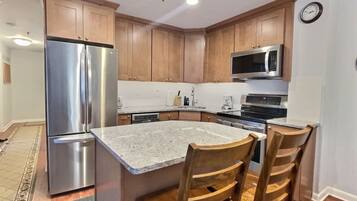 Refrigerador, microondas, horno, placa de cocina