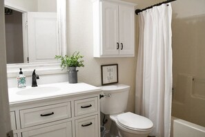 Shower, hair dryer, bidet, towels - Large Kitchen, Hot tub, Game & Arcade Room (Hayden)