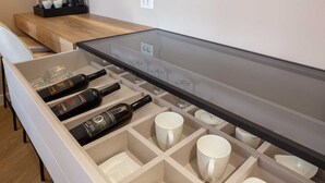 Et minibar med vinflasker og glas.