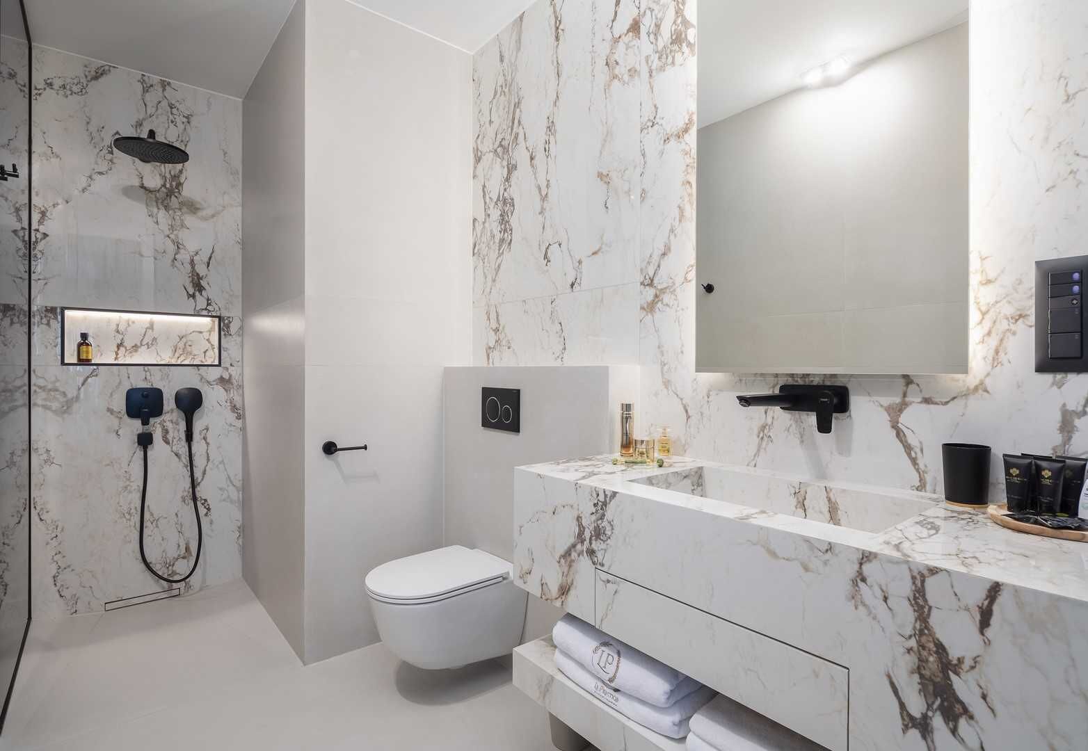 Sèche-cheveux, serviettes fournies