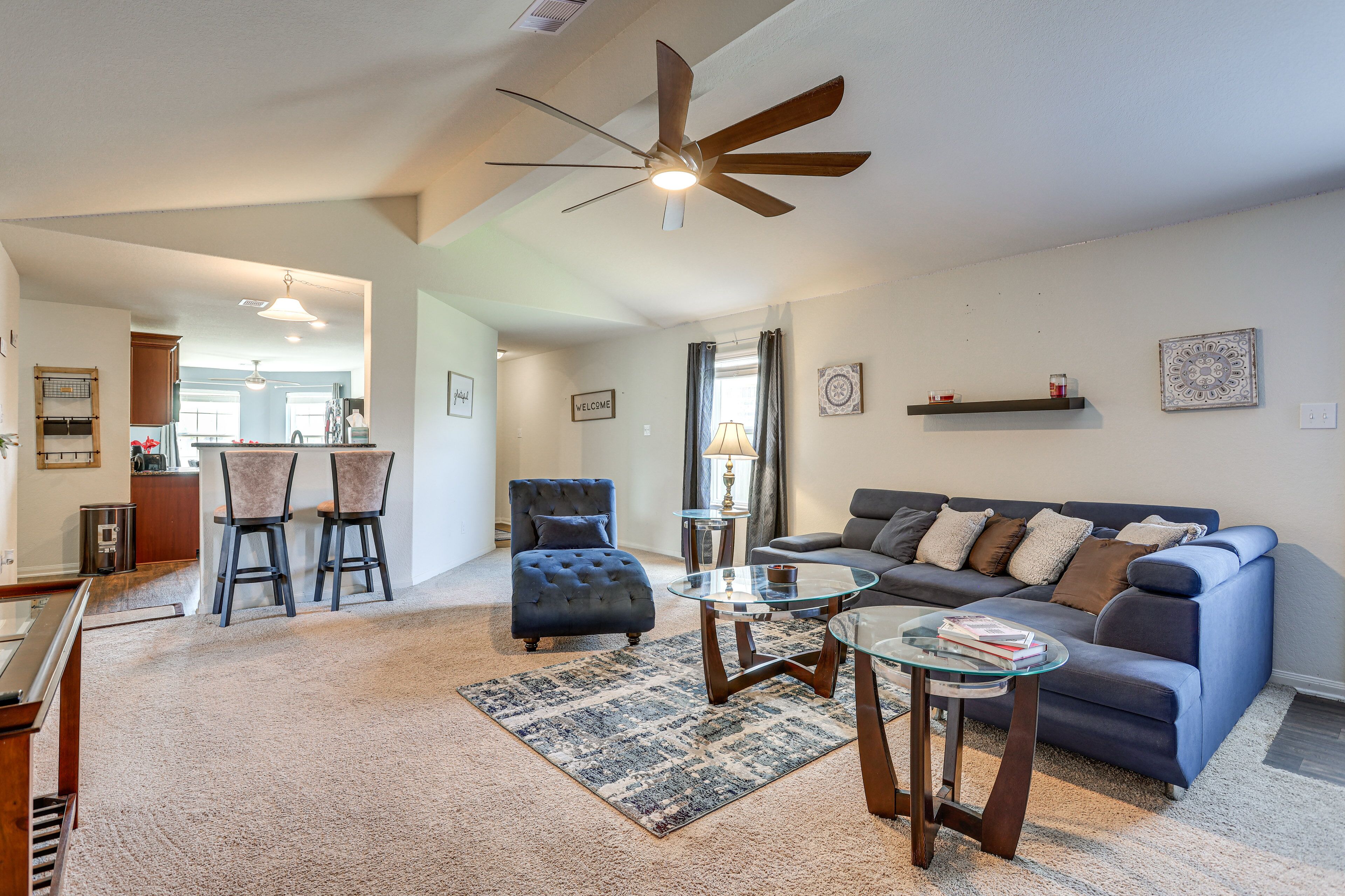 Fernseher, Bücher, Arbeitsbereiche