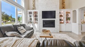 Una sala de estar con chimenea, un sofá y una mesa de centro.