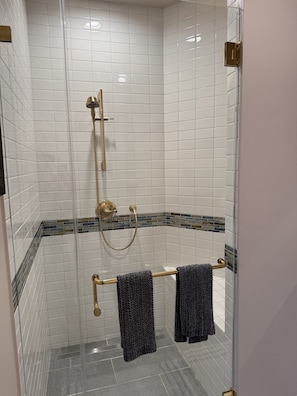 Haartrockner, Handtücher, Seife, Shampoo