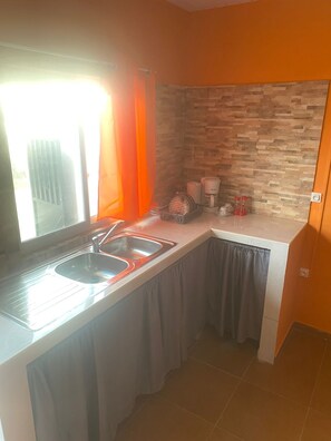 Kjøleskap, mikrobølgeovn, kokeplater og kaffetrakter/tekoker