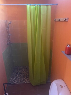 Shower, towels, soap, shampoo - T2 Climatisé Près du Centre Ville de Cayenne Arrêt de bus Université (Cayenne)