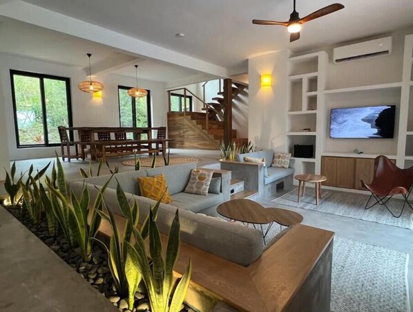 Smart TV - Modern Beach Home with pool and hot tub (Playa Venao)