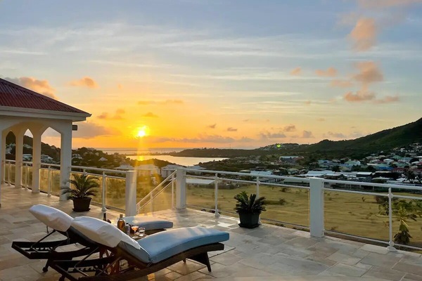 Enjoy the Sunrise 🌅 ⛅️ and ocean view while having a cup of tea or glass of wine