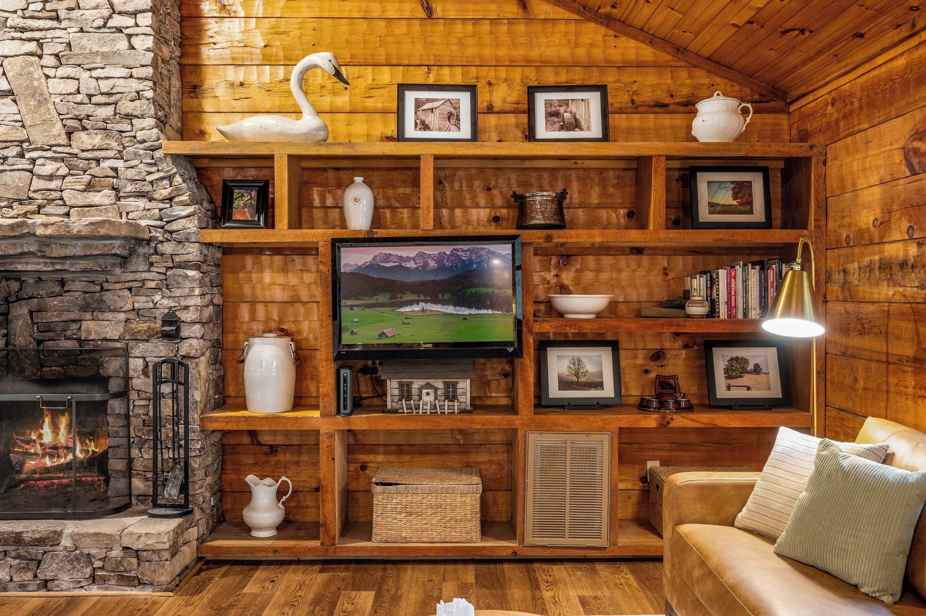 Una Smart TV, una chimenea