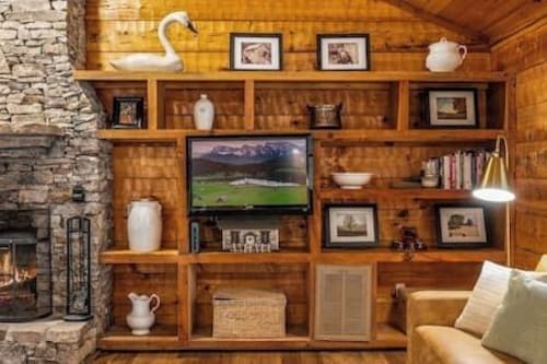 Smoke Rise is a remodeled modern cabin near it all