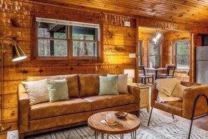 Smart TV, fireplace - Smoke Rise is a remodeled modern cabin near it all (Townsend)