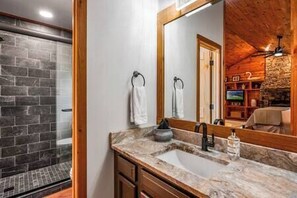 Shower, jetted bath - Smoke Rise is a remodeled modern cabin near it all (Townsend)