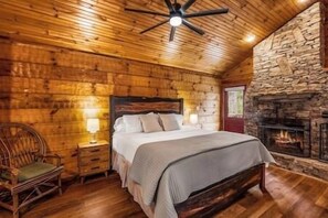 Iron/ironing board, WiFi, bed sheets - Smoke Rise is a remodeled modern cabin near it all (Townsend)