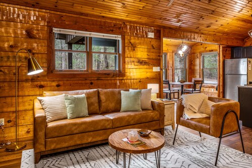 Smoke Rise is a Modern Upscale Cabin with a GARAGE, minutes from National Park!