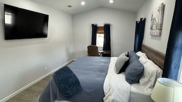 3 間睡房、書桌、熨斗/熨衫板、可攜式嬰兒床