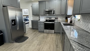 雪櫃、微波爐、焗爐、爐具