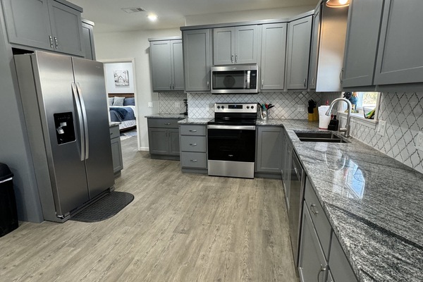 Geladeira, micro-ondas, fogão, cooktop