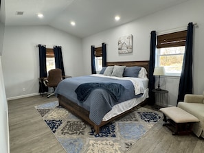 3 soverom, skrivebord, strykejern/-brett og reiseseng for barn