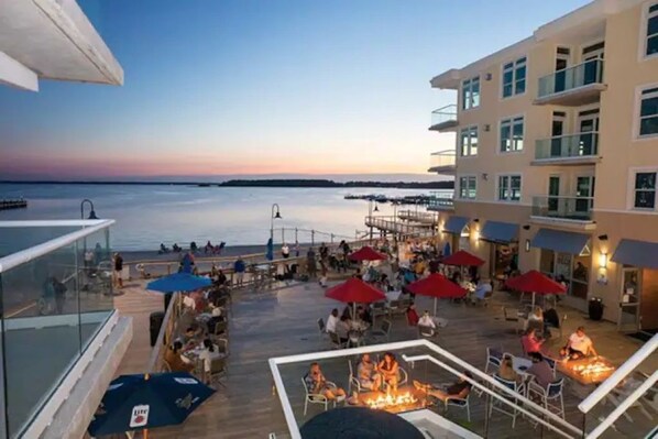 Outdoor dining - Fabulous Beach Retreat overlooking the Pool (Dewey Beach)