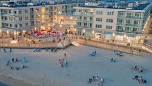 Sun loungers - Fabulous Beach Retreat overlooking the Pool  (Dewey Beach)