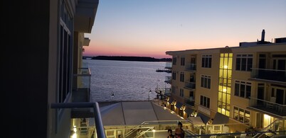 Fabulous Beach Retreat overlooking the Pool 