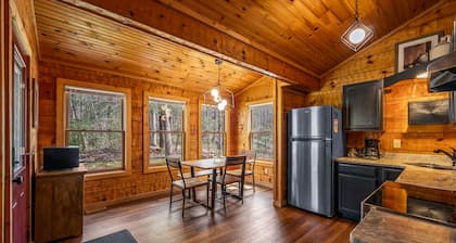 The Cove: Nestled amongst huge boulders and trees - Pool and Fitness Access!