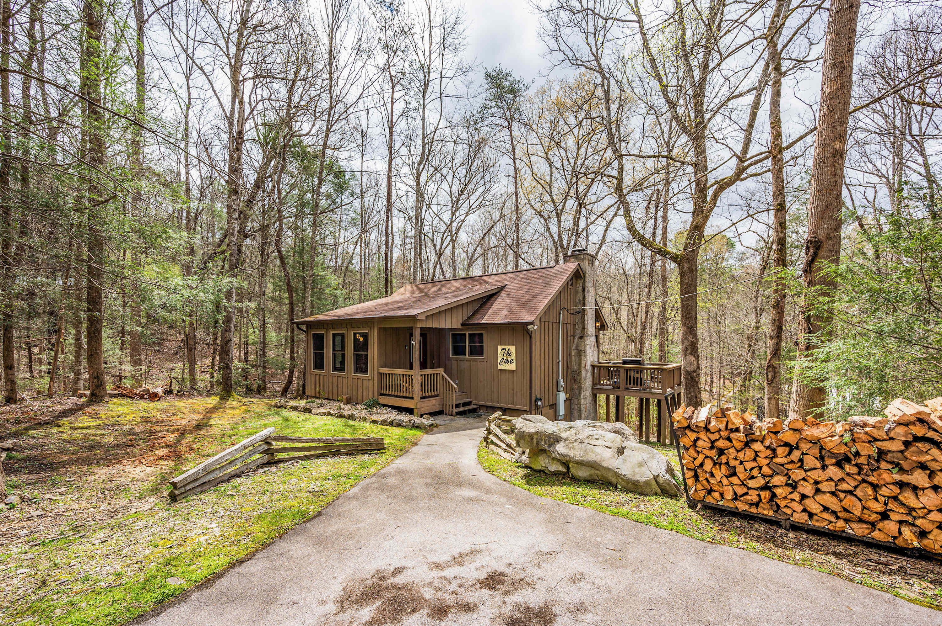 Eine rustikale Holzhütte mit Veranda, umgeben von einem Wald.
