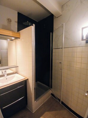 Shower, hair dryer, towels, toilet paper