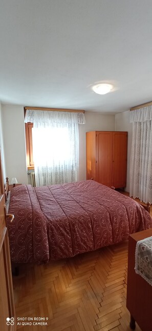 3 bedrooms, bed sheets