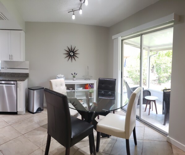 Interior - Cute 2/2 near downtown and beaches!  1 hour from Tampa's theme parks & museums! (Sarasota)