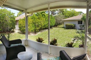 Property grounds - Cute 2/2 near downtown and beaches!  1 hour from Tampa's theme parks & museums! (Sarasota)