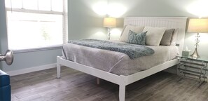 2 bedrooms, in-room safe, iron/ironing board, free WiFi - Cute 2/2 near downtown and beaches!  1 hour from Tampa's theme parks & museums! (Sarasota)